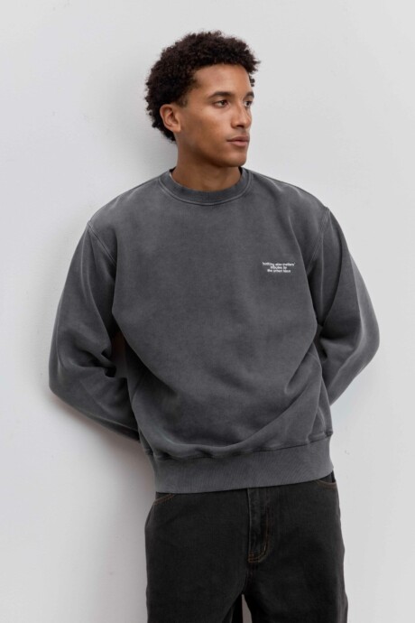 SUDADERA ESTAMPA AGUSTO - Imagen 4